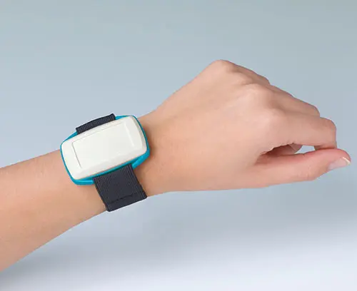 带魔术贴的腕带，如用于 MINITEC 超小机盒