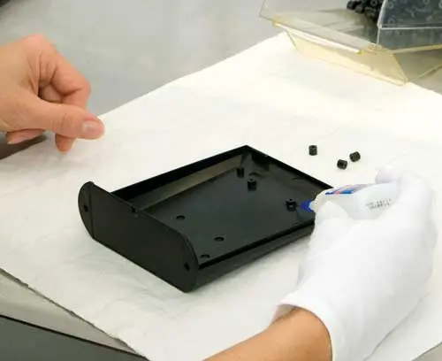 粘贴附加固定元件以固定电路板和显示器