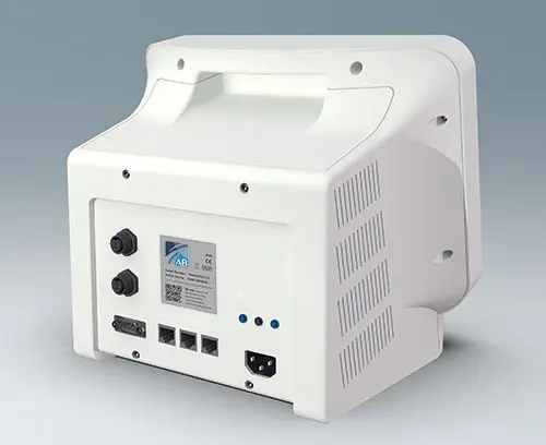 机盒后部对接口和线缆的保护性安装