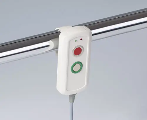 带适配直径至 32 mm 圆管的卡夹(作为附件)的机盒 