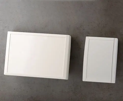 符合人体工程学的倾斜型挂墙机盒