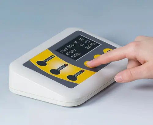 带符合人体工程学的倾斜操作面的 EVOTEC 创新机盒倾斜型; 便于操作和读值