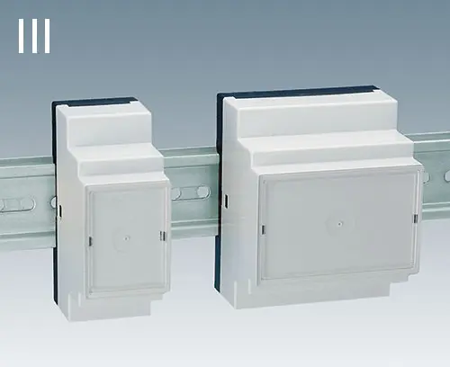 类型 III: 封闭式机盒，例如用于前置连接插头
