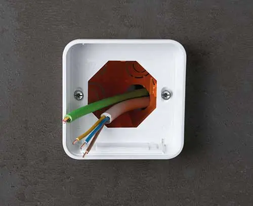 将机盒下部 S84 用螺钉固定在接线盒上