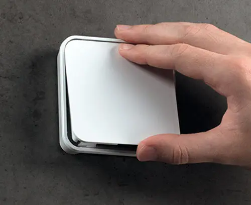 高效、无螺丝机盒安装方式