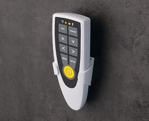 用于在墙壁上或类似物件上安全放置的支架，作为附件